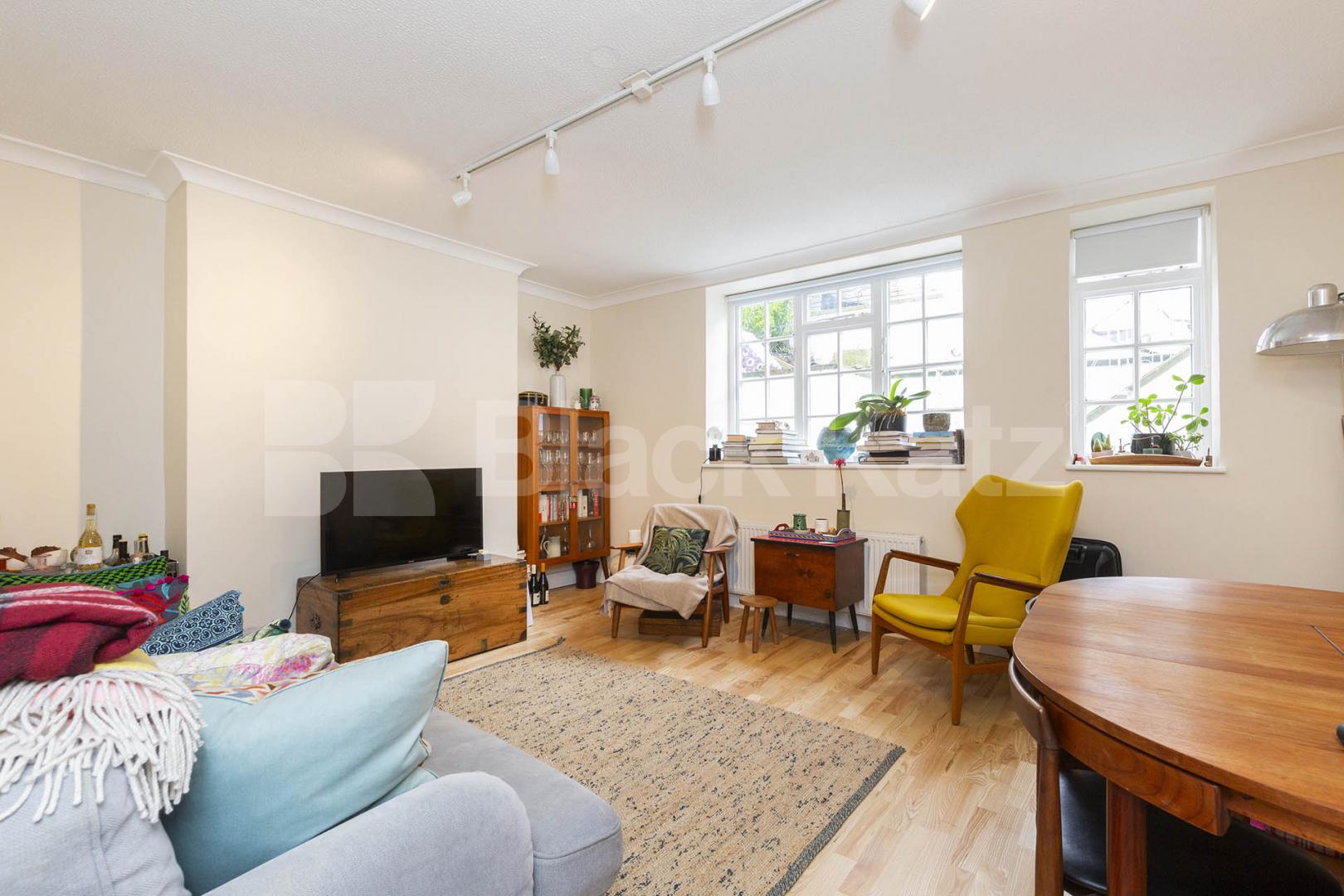 Stunning spacious two bed garden flat within a period house by Regents Park. Oval Road, Regents Park / Camden 